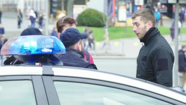 Agenti di polizia sulla scena del crimine. Lampeggiante lampeggiante della polizia. Kiev. Ucraina — Video Stock