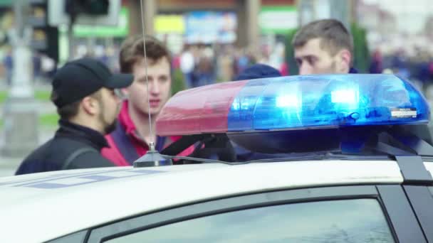 Agenti di polizia sulla scena del crimine. Lampeggiante lampeggiante della polizia. Kiev. Ucraina — Video Stock