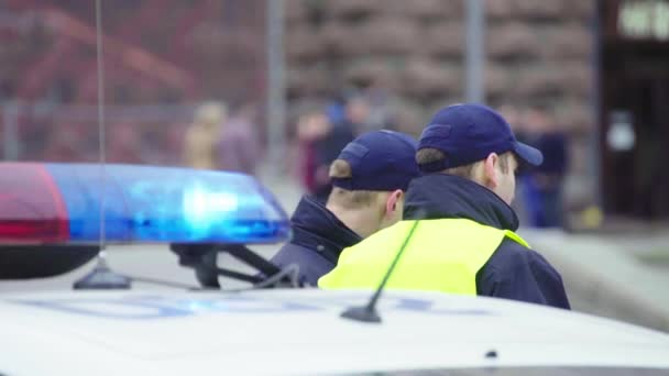 Αστυνομικοί στον τόπο του εγκλήματος. Λάμπει ο επιδειξίας της αστυνομίας. Κίεβο. Ουκρανία — Αρχείο Βίντεο