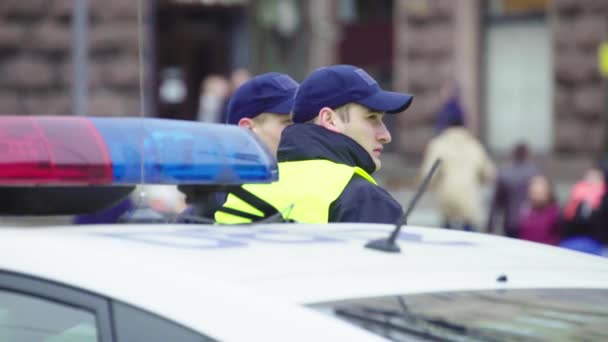 Polizeibeamte am Tatort. Blaulicht der Polizei. kyiv. Ukraine — Stockvideo