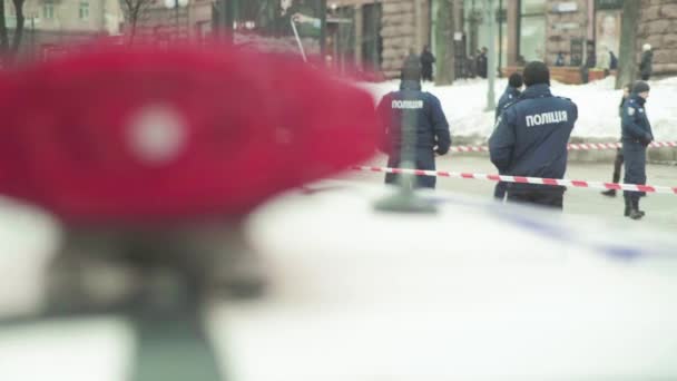 Αστυνομικοί στον τόπο του εγκλήματος. Λάμπει ο επιδειξίας της αστυνομίας. Κίεβο. Ουκρανία — Αρχείο Βίντεο