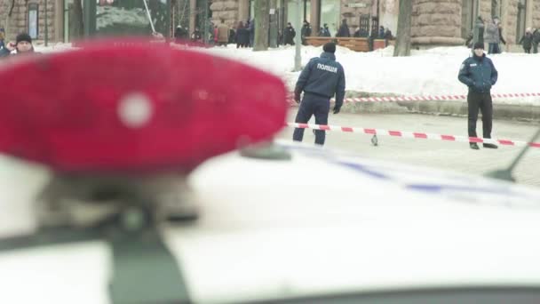 Agentes da polícia no local do crime. Um piscar de olhos da polícia. Kiev. Ucrânia — Vídeo de Stock