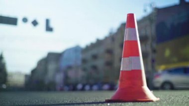 Polis konisi yolda. Kaza yeri. Nakliye aracı. Yol trafiği. İmzala. Kyiv.