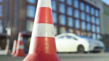 Polis konisi yolda. Kaza yeri. Nakliye aracı. Yol trafiği. İmzala. Kyiv.
