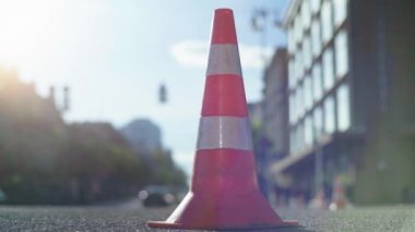 Polis konisi yolda. Kaza yeri. Nakliye aracı. Yol trafiği. İmzala. Kyiv.