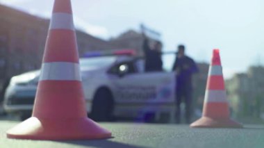 Polis konisi yolda. Kaza yeri. Nakliye aracı. Yol trafiği. İmzala. Kyiv.