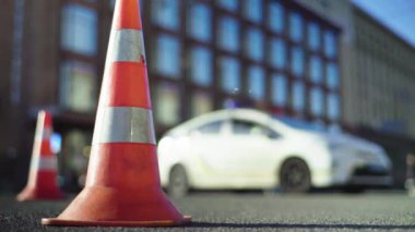 Polis konisi yolda. Kaza yeri. Nakliye aracı. Yol trafiği. İmzala. Kyiv.