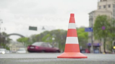 Polis konisi yolda. Kaza yeri. Nakliye aracı. Yol trafiği. İmzala. Kyiv.