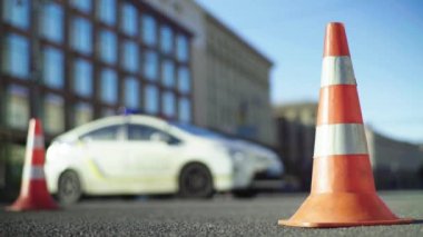 Polis konisi yolda. Kaza yeri. Nakliye aracı. Yol trafiği. İmzala. Kyiv.