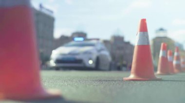 Polis konisi yolda. Kaza yeri. Nakliye aracı. Yol trafiği. İmzala. Kyiv.
