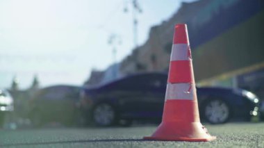 Polis konisi yolda. Kaza yeri. Nakliye aracı. Yol trafiği. İmzala. Kyiv.