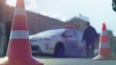 Polis konisi yolda. Kaza yeri. Nakliye aracı. Yol trafiği. İmzala. Kyiv.