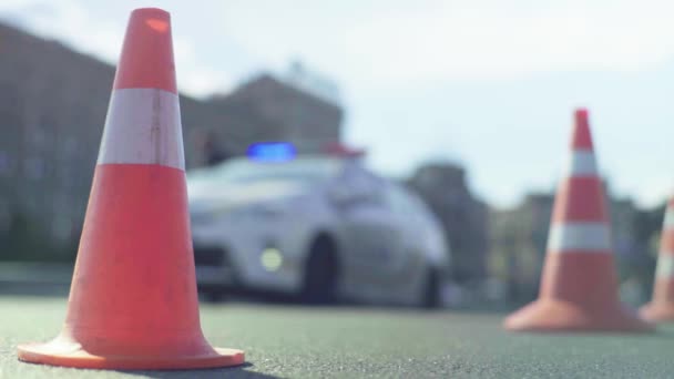 Cono de policía en la carretera. Lugar del accidente. Transporte. Tráfico por carretera. Firma. Kiev. . — Vídeo de stock