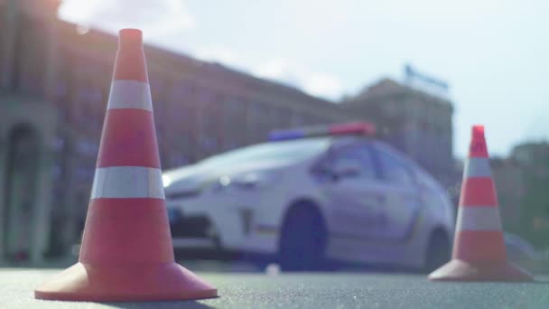 Cone da polícia na estrada. Local do acidente. Transporte. Trânsito rodoviário. Assina. Kiev . — Vídeo de Stock