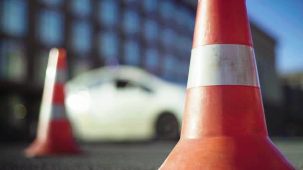 Un cono della polizia sulla strada. Luogo dell'incidente. Trasporto. Traffico stradale. Firma. Kiev . — Video Stock