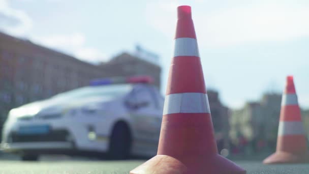 Cone da polícia na estrada. Local do acidente. Transporte. Trânsito rodoviário. Assina. Kiev . — Vídeo de Stock