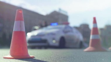 Polis konisi yolda. Kaza yeri. Nakliye aracı. Yol trafiği. İmzala. Kyiv.