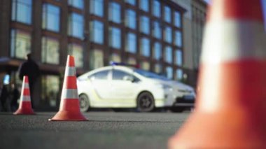 Polis konisi yolda. Kaza yeri. Nakliye aracı. Yol trafiği. İmzala. Kyiv.