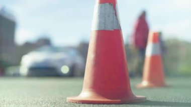Polis konisi yolda. Kaza yeri. Nakliye aracı. Yol trafiği. İmzala. Kyiv.