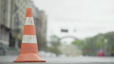 Polis konisi yolda. Kaza yeri. Nakliye aracı. Yol trafiği. İmzala. Kyiv.