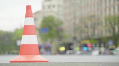 Polis konisi yolda. Kaza yeri. Nakliye aracı. Yol trafiği. İmzala. Kyiv.