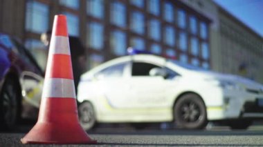 Polis konisi yolda. Kaza yeri. Nakliye aracı. Yol trafiği. İmzala. Kyiv.