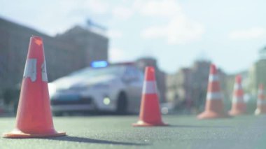 Polis konisi yolda. Kaza yeri. Nakliye aracı. Yol trafiği. İmzala. Kyiv.