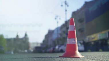 Polis konisi yolda. Kaza yeri. Nakliye aracı. Yol trafiği. İmzala. Kyiv.