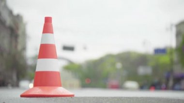 Polis konisi yolda. Kaza yeri. Nakliye aracı. Yol trafiği. İmzala. Kyiv.