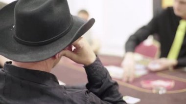 Kumarhanede poker oynuyorum. Kumar.