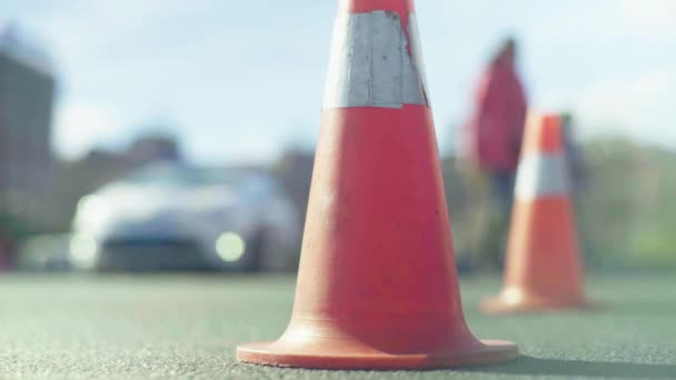 Polizeikegel auf der Straße. Unfallort. Verkehr. Straßenverkehr. Zeichen. kjiw. — Stockvideo