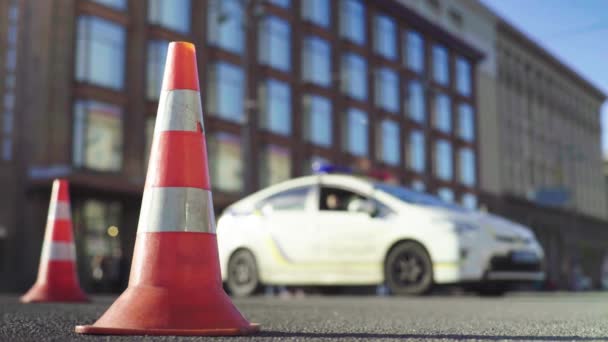 Polizeikegel auf der Straße. Unfallort. Verkehr. Straßenverkehr. Zeichen. kjiw. — Stockvideo