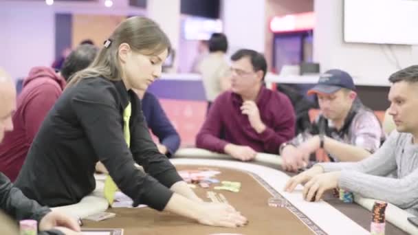 A jogar póquer num casino. Jogos de azar — Vídeo de Stock