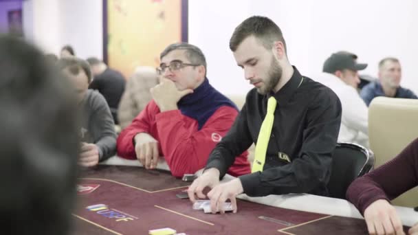 Pokeren in een casino. Gokken — Stockvideo