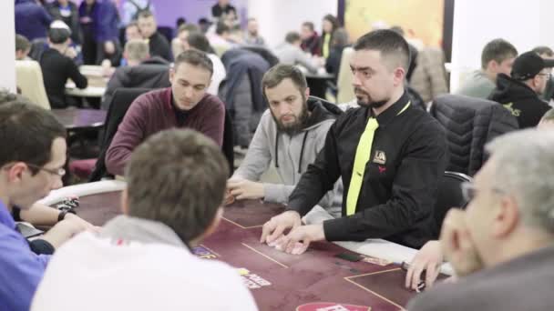 Giocare a poker in un casinò. Gioco d'azzardo — Video Stock