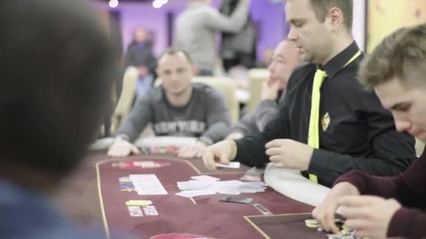 Jugar al póquer en un casino. Juegos de azar — Vídeos de Stock