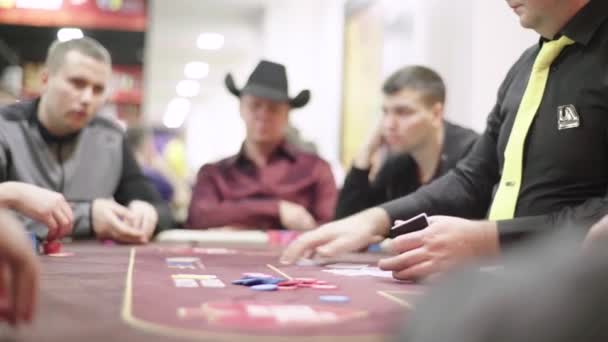 A jogar póquer num casino. Jogos de azar — Vídeo de Stock