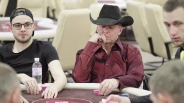 Kumarhanede poker oynuyorum. Kumar.