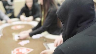 Kumarhanede poker oynuyorum. Kumar.