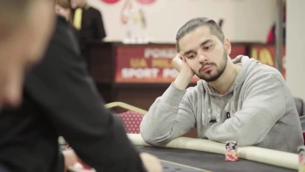 Poker spielen in einem Casino. Glücksspiel — Stockvideo