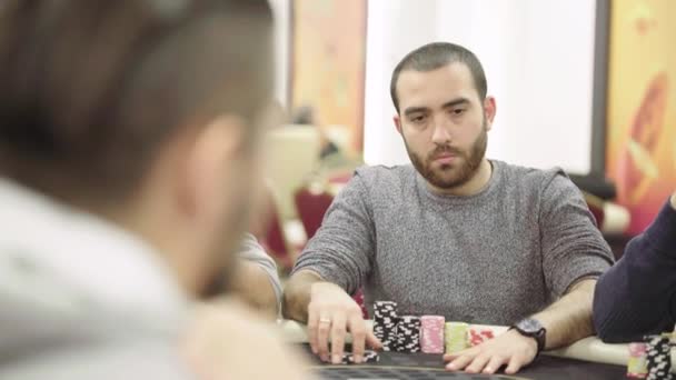 Kumarhanede poker oynuyorum. Kumar. — Stok video
