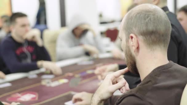 Giocare a poker in un casinò. Gioco d'azzardo — Video Stock