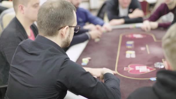 Bermain poker di kasino. Judi — Stok Video