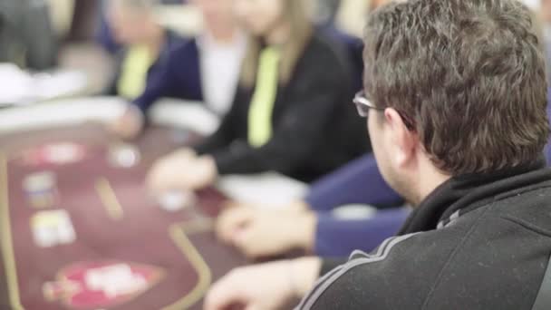 Pókerezni egy kaszinóban. Szerencsejáték — Stock videók