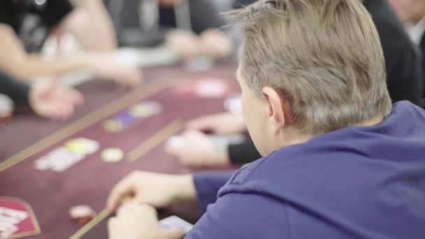 カジノでポーカーをする。ギャンブル — ストック動画