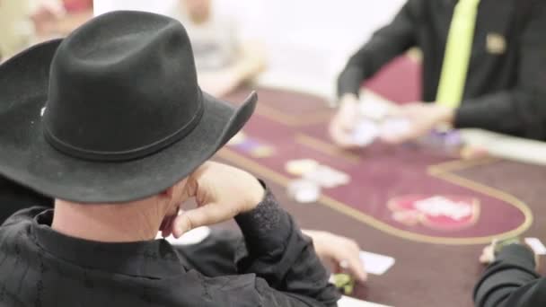 Гра в покер в казино. азартні ігри — стокове відео
