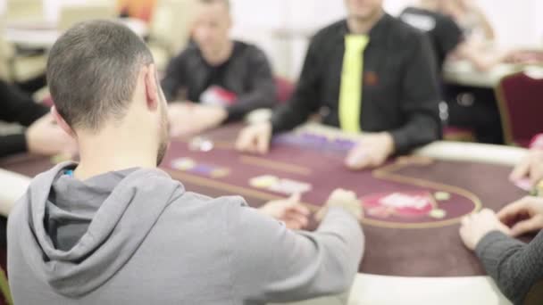 Jugar al póquer en un casino. Juegos de azar — Vídeo de stock