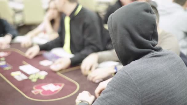 Grając w pokera w kasynie. Hazard — Wideo stockowe