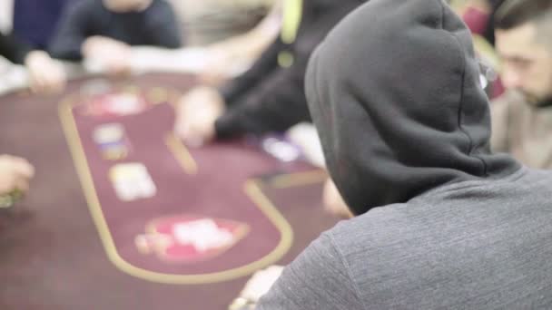 Kumarhanede poker oynuyorum. Kumar. — Stok video