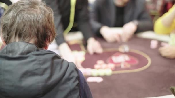 Giocare a poker in un casinò. Gioco d'azzardo — Video Stock